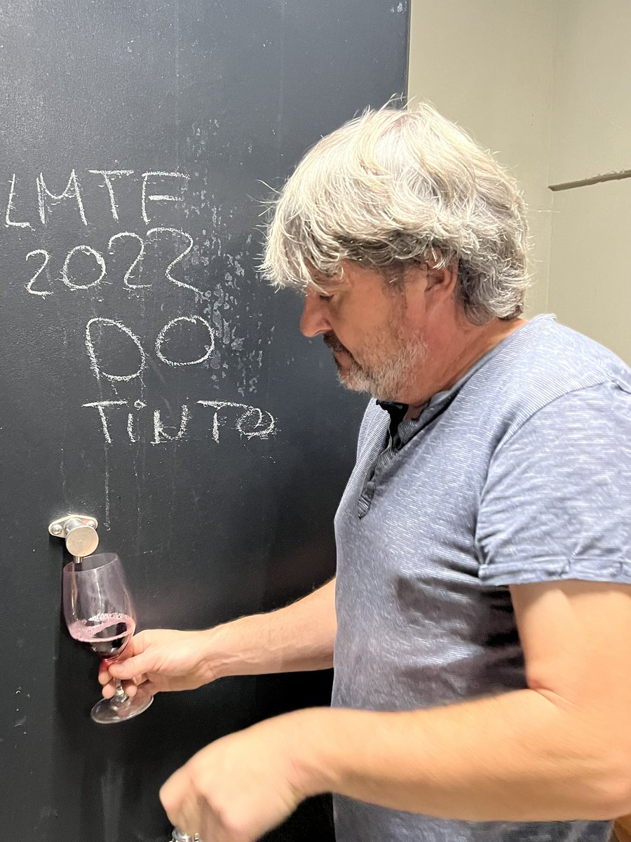 Marc Isart with his Garnacha from Sierra de Gredos and his Malvar from Chinchón outside Madrid <a href="/vinostito/">vinostito</a>