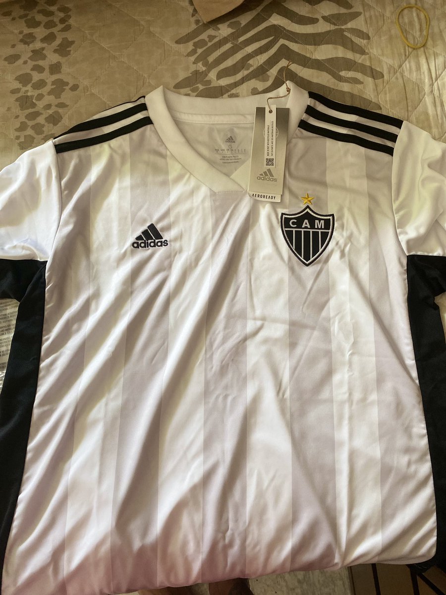 Bom diaaa galera , minha mãe comprou essa camisa ha um tempinho porém n conseguiu trocar o tamanho !
Ela é TAM G , passando por R$200,00 , original na etiqueta e n foi usada ! 
Rt para ajudar por favor !