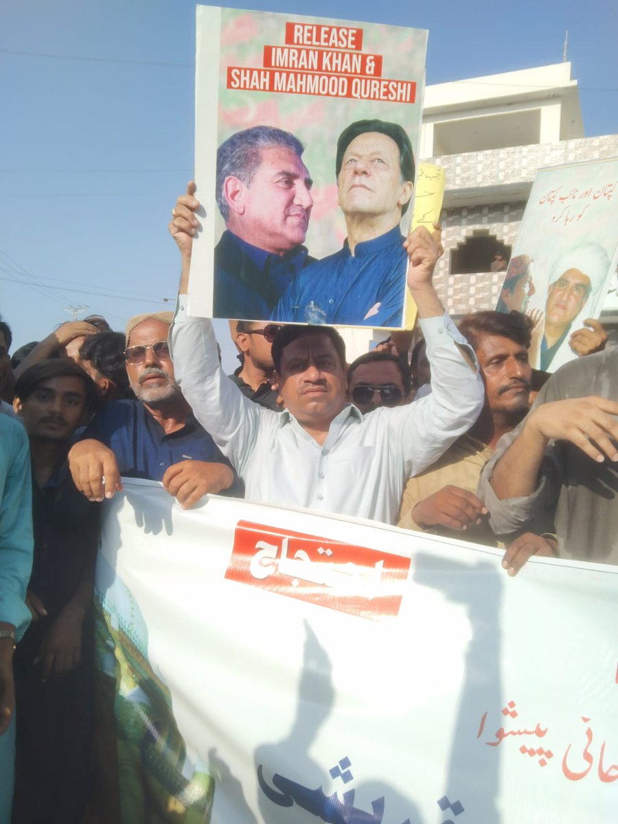 LALMALHI's tweet photo. چیئرمین پاکستان تحریک انصاف عمران خان،  وائس چیئرمین مخدوم شاہ محمود قریشی, حلیم عادل شیخ اور  دیگر پارٹی قیادت و کارکنان پر جھوٹے مقدمات، فیئر ٹرائل کا حق نا دینے اور غیر قانونی قید کے خلاف اکبر پلی اور لیکھراج مالہی کی قیادت میں عمرکوٹ سندھ میں بھرپور احتجاج۔
#آزاد_کرو_عمران_خان_کو
#اغواء_برائے_بیان