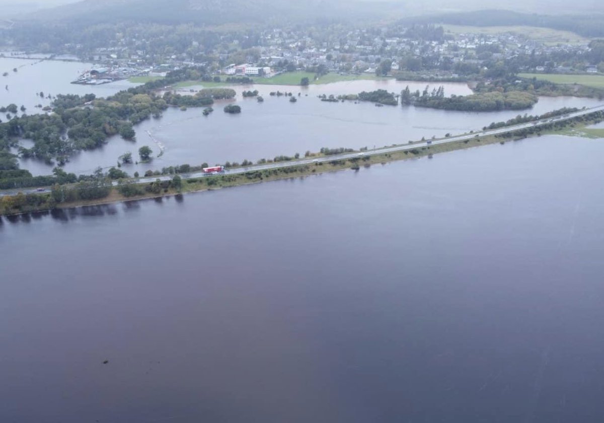 The #A9 at #Kingussie this morning! Severe flooding throughout Badenoch & Strathspey as the River Spey has burst its banks.
Only travel if absolutely necessary & be prepared for traffic disruption and diversions due to the extreme weather conditions between #Inverness & #Perth