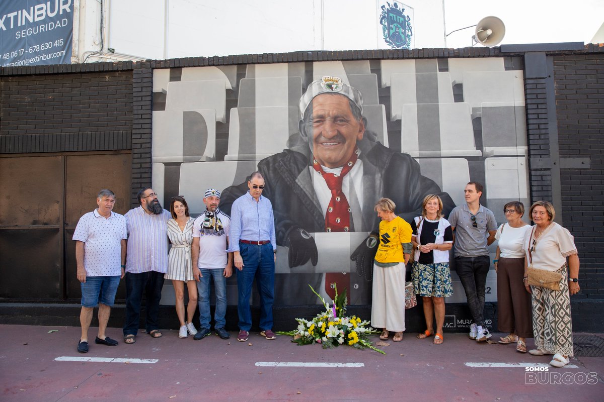 Burgos_CF's tweet photo. Su sonrisa nos acompañará SIEMPRE

La Federación de Peñas del Burgos Club de Fútbol, la APABCF, la Peña Santa Mónica -a la que pertenecía Piné-, el Frente Kolocón y Yolanda Palacios, amiga personal del homenajeado, han presentado esta mañana en El Plantío el Mural de Homenaje a Esteban González 'Piné'

#SomosBurgos 🤍🖤 | #EternoPiné