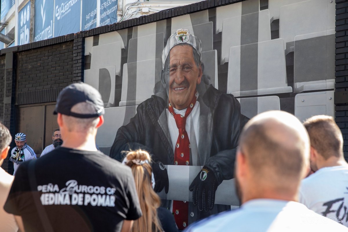 Burgos_CF's tweet photo. Su sonrisa nos acompañará SIEMPRE

La Federación de Peñas del Burgos Club de Fútbol, la APABCF, la Peña Santa Mónica -a la que pertenecía Piné-, el Frente Kolocón y Yolanda Palacios, amiga personal del homenajeado, han presentado esta mañana en El Plantío el Mural de Homenaje a Esteban González 'Piné'

#SomosBurgos 🤍🖤 | #EternoPiné