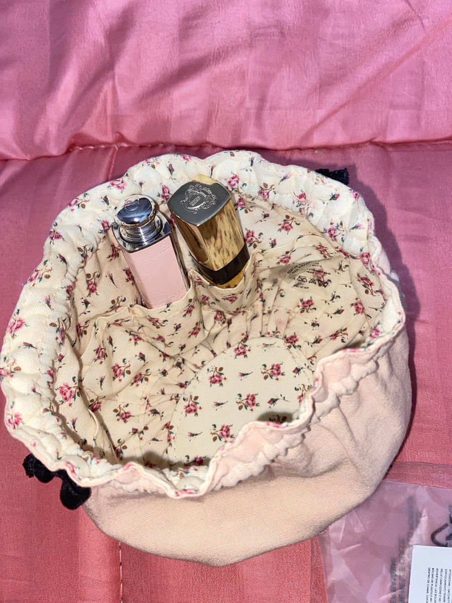 Veebubblebeee's tweet photo. ส่งต่อ GUCCI makeup restage pouge 12x12 cm น่ารักมาก👀💄
- พร้อมโอน 200/ผ่อน 250 บาท
- ส่งฟรี✅
- มีรอยเลอะ ซักออกค่า(เอาไปซักเองน้า แม่ค้าซักผ้าไม่เป็นค่ะ🥲) เพิ่มเติมได้ค้าบ🩷
 #ส่งต่อกระเป๋าผ้า #ส่งต่อคสอ #ส่งต่อน้ําหอม #ส่งต่อกระเป๋ามือสอง #ส่งต่อแบรนด์เนม #ส่งต่อสกินเเคร์ https://t.co/kk2rul1ARK