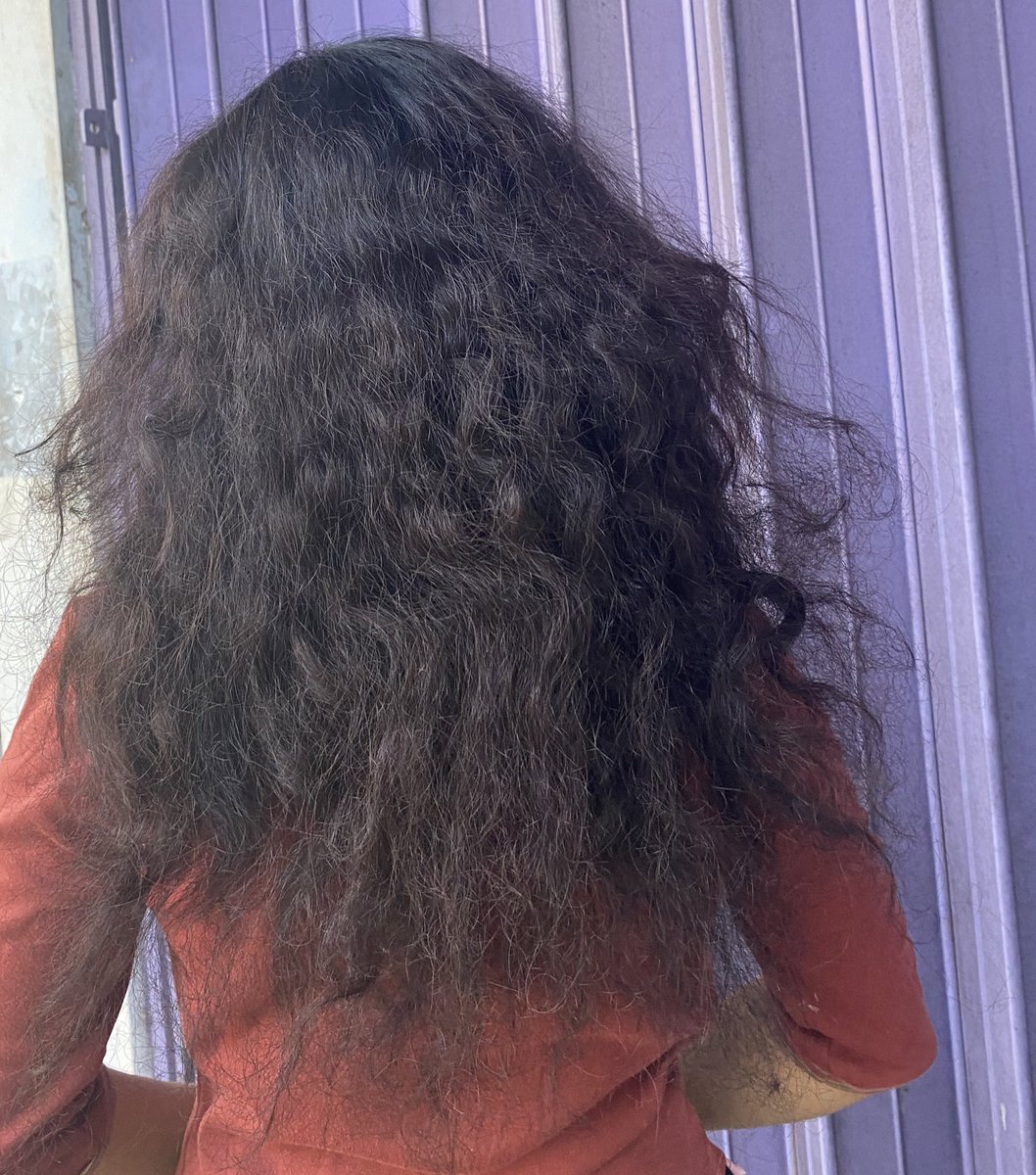 cloudy_yyey's tweet photo. Rekomendasi hair care atasi rambut kering dan ngembang🙌🏻 (type rambut aku curly) 

-A Thread https://t.co/GfWYRxXToC