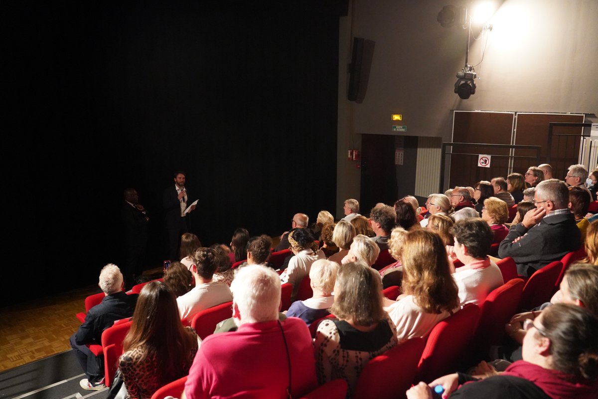 Montmorency_95's tweet image. #Culture 🎭 Spectacle à guichets fermés pour l'ouverture de la saison culturelle. "Smile" : une pièce de théâtre entièrement en noir et blanc (unique en France), nominée deux fois aux Molières 2023 et "Triomphe #festivaloffavignon 2023"