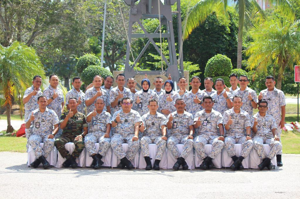 PK_TLDM's tweet photo. “Leadership is not license to do less. Leadership is a responsibility to do more.” - Simon Sinek
Majlis Penutup Kursus Kepemimpinan Pegawai Waran Siri 4/23 telah disempurnakan oleh Pegawai Laksana PK TLDM.
#KepimpinanBerintegriti
#LeadershipCenter https://t.co/kRAmnkryDN