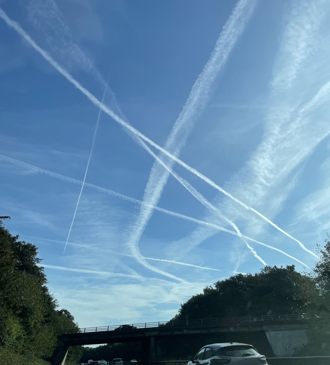 MarkHighdale's tweet photo. #chemtrails poisoning the world. ☠️ https://t.co/kJOc85VvSS