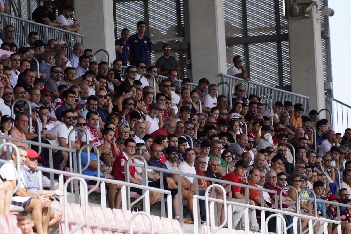 59' | ¡800 sevillistas acompañan al filial en el Estadio Jesús Navas!

#SevillaAtlético 1-0 <a href="/Yeclano_dptvo/">Yeclano Deportivo</a> 

#VamosSAT ⚪️🔴⚪️