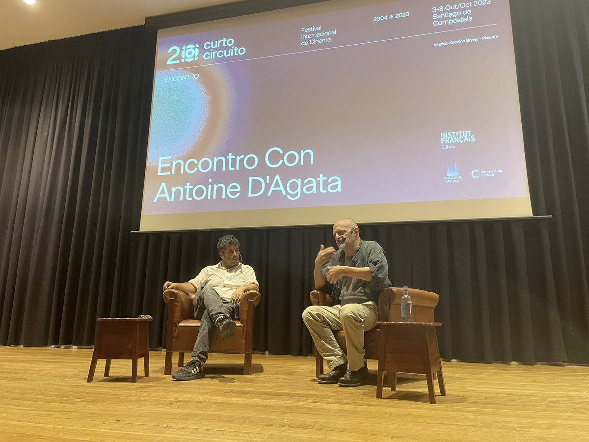 🗣️ Arrancamos a conversa con #AntoineDAgata no @CGACSantiago co apoio do @InstitutFr. 🏷️ @CCultura