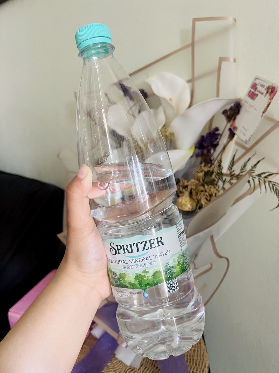 ctjamil92's tweet photo. I baru tahu manfaat air Spritzer lepas tengok satu video Doktor hari itu. 

Doktor itu terangkan, air Spritzer mengandungi silika untuk mencantikkan kulit dan dalam artikel i baca silika mengekalkan keremajaan kulit dan kelihatan awet muda. Terus i minum setiap hari✨ https://t.co/9Pnucfnwvy
