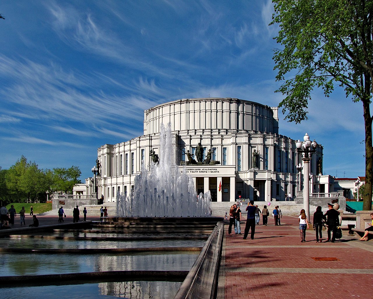 The Cultural Tutor on X: "Then came Postconstructivism in the mid-1930s. The Opera and Ballet Theatre in Minsk captures this transition from industrial futurism to a more Neoclassical style. Columns and entablatures