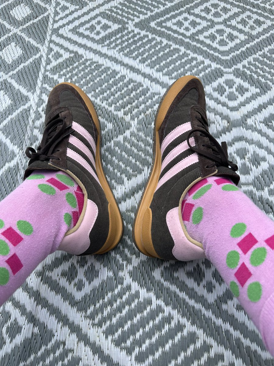 Hoodie1973's tweet image. Have a lovely afternoon 
#socksoutsunday
@SockCouncil