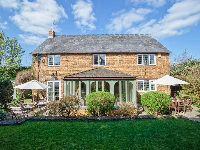 Gorgeous #SelfCateringVillageBarn Shutford nr #Banbury #ChippingNorton #Cotswolds #DogFriendlyCotswolds Sleeps: Guests (6) Dogs (4) Parking (4 cars) from £240 p.n. Very secure south-facing garden for dogs. Alastair & Patricia T: 01295 780877 Photos/Reviews monasterybarn.co.uk