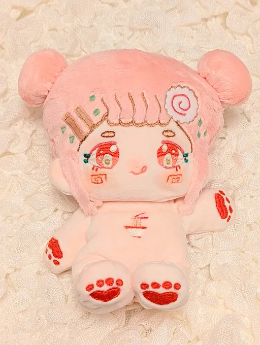 はちこさん()にオーダーして作っていただいた、pinkらーめんらみょんちゃんのぬいぐるみが我が家にやってきました!!見てくださいこの愛らしさ一生大事にします!服がトンチキなのは私のセンスです  #はちこ針仕事 #らみょんオーダー