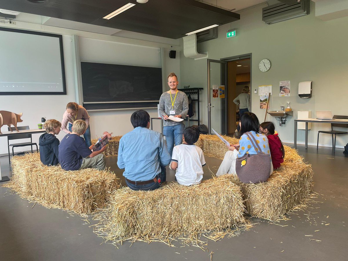 #WeekendvandeWetenschap | kinderen zijn vandaag op bezoek bij Leon Borgdorf en Simcha Verweij om te praten over de relatie tussen mensen en dieren - en meer specifiek over hoe we omgaan met varkens. Dat leidt tot mooie gesprekken (en input voor Leon). weekendvandewetenschap.nl/activiteiten/2…