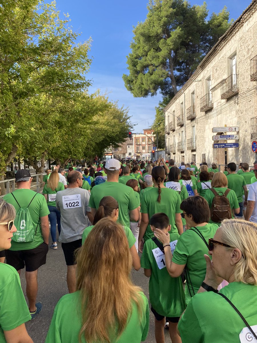 Hoy mezclamos el azul de <a href="/VoluntCABK/">Voluntariado CaixaBank</a> con el verde de la Aecc . Colaboramos en la marcha contra el cáncer de #Cuéllar <a href="/FundlaCaixa/">Fundación ”la Caixa”</a> <a href="/fuentetajaplaza/">Silvia Fuentetaja</a>
