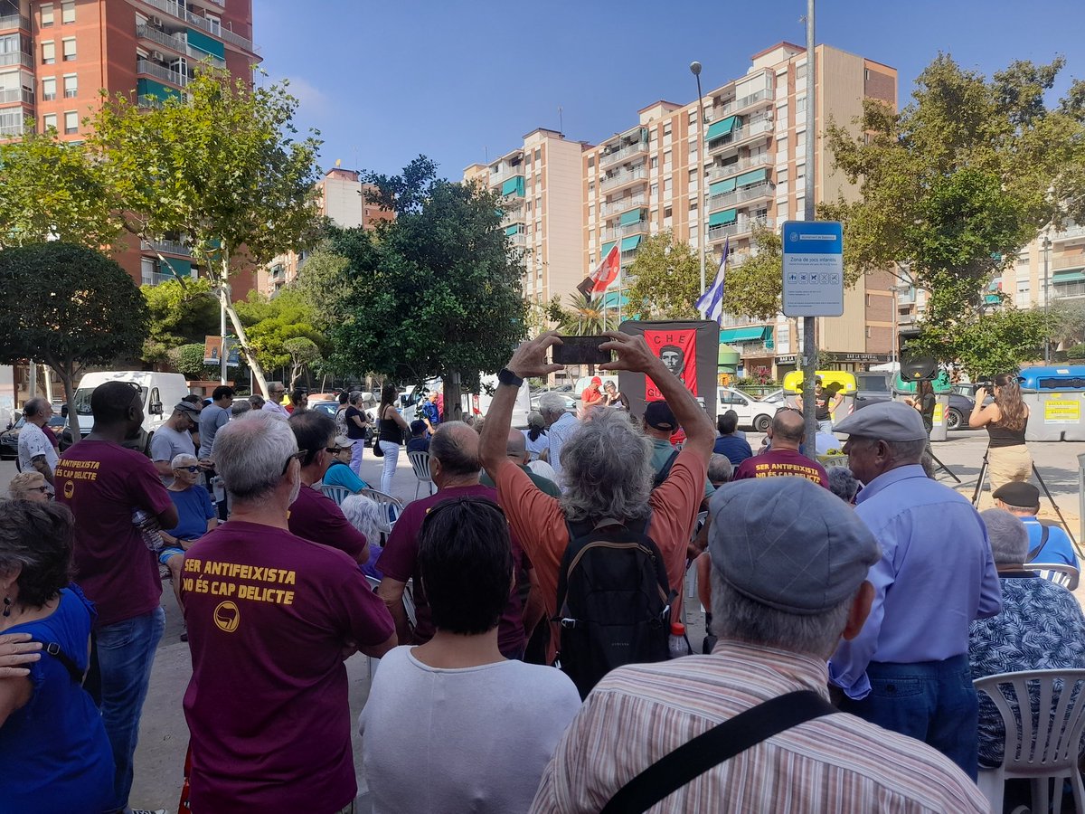 Commemoració del 56è Aniversari de l'Assasinat del <a href="/CheBadalona/">Comissió Che Guevara</a> a Bolívia: Ofrena Floral, Parlaments i Actuació de Músics per la Llibertat al Barri de la Salut a #Badalona.