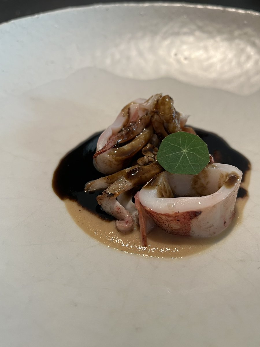 𝐁𝐀𝐒𝐂𝐎𝐀𝐓 
<a href="/Bascoat_madrid/">Bascoat_madrid</a> 
Abrieron hace 7 años su taberna ilustrada <a href="/arima_basque/">Arimabaskegastronomy</a> Ahora, posicionan su propuesta en un nivel más ambicioso -en sala, bodega y carta- pero con las mismas claves: cocina vasca con influencia francesa e inspiración de ingredientes asiáticos.