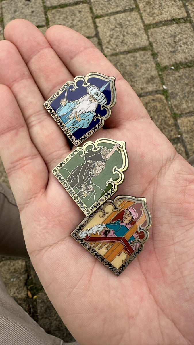 Lemming79's tweet photo. Ik heb momenteel 3x vrouw met de waterkan en 1x cipier met de gier te ruil. Op zoek naar Tijger, Djinn, Sultan en Buikdanseres #efteling #pintrading https://t.co/VaH7FWJOif