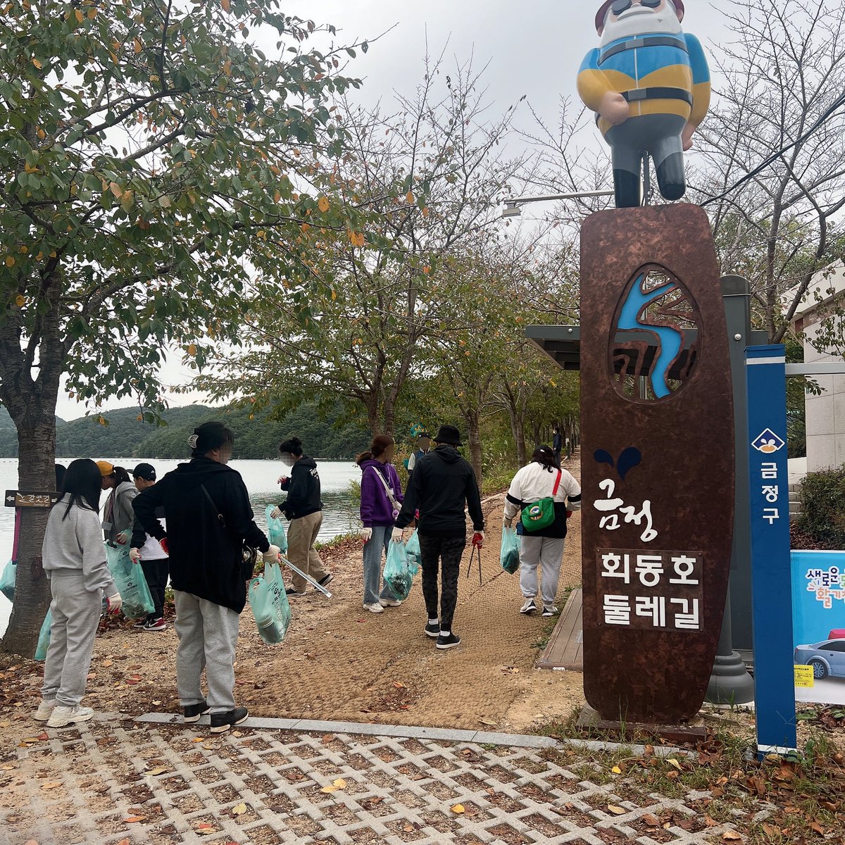 adorablewave's tweet photo. 🐥지민이와 거침없이 하이킹⛰️
부산&amp;서울 오프라인 하이킹 완료!
(온라인 참가는 ~10/19까지)

회동호 둘레길                인왕산 자락길
쓰레기 줍깅한              쪽지 미션 수행한
    부산팀                                서울팀
       👇                                        👇 https://t.co/WdlroXwqrl