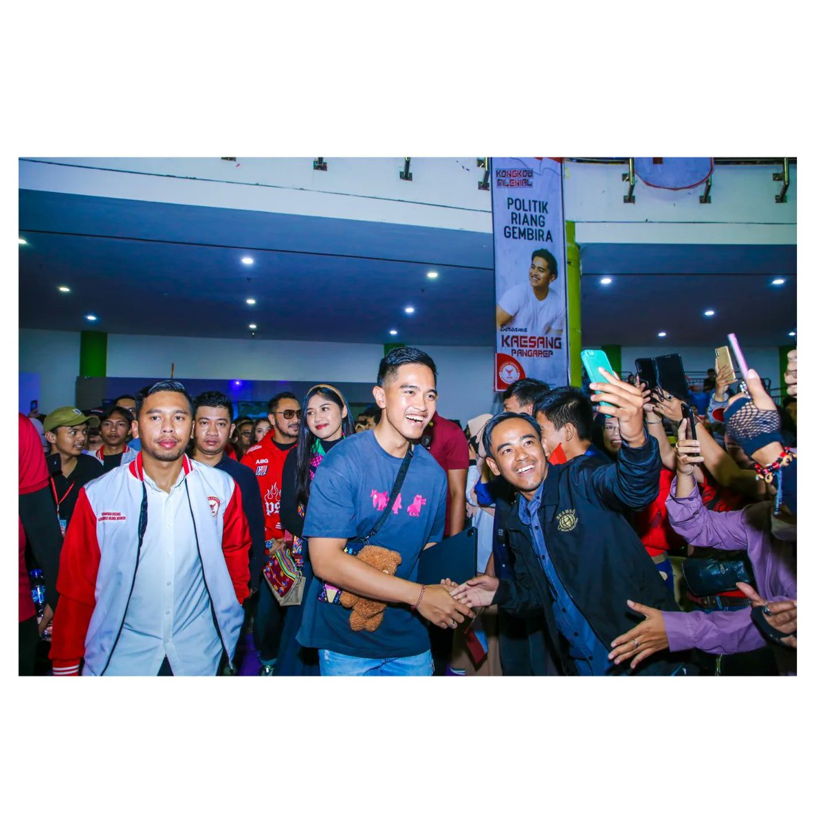 psi_id's tweet photo. Di Youth Space Sport Jabar Arcamanik, Kota Bandung, Mas Ketum Kaesang Pangarep berkeliling, mendekati anak-anak muda yang datang.

Seorang cewek ingin menggunakan internet dari ponselnya untuk bisa mengabadikan momen. Namun, ia kesulitan untuk mengakses jaringan internet.

Spontan Mas Ketum melontarkan celetukan tentang kasus korupsi BTS.

"Kenapa? Internetnya susah? BTS-nya dikorupsi, Mbak," kata Mas Ketum yang langsung disambut riuh tepuk tangan para milenial.

Mas Ketum bertemu  ribuan anak muda di sana dalam acara Kongkow Milenial. Hadir pula Anggota Dewan Pembina PSI Bro Giring Ganesha dan Sis Isyana Bagoes Oka.