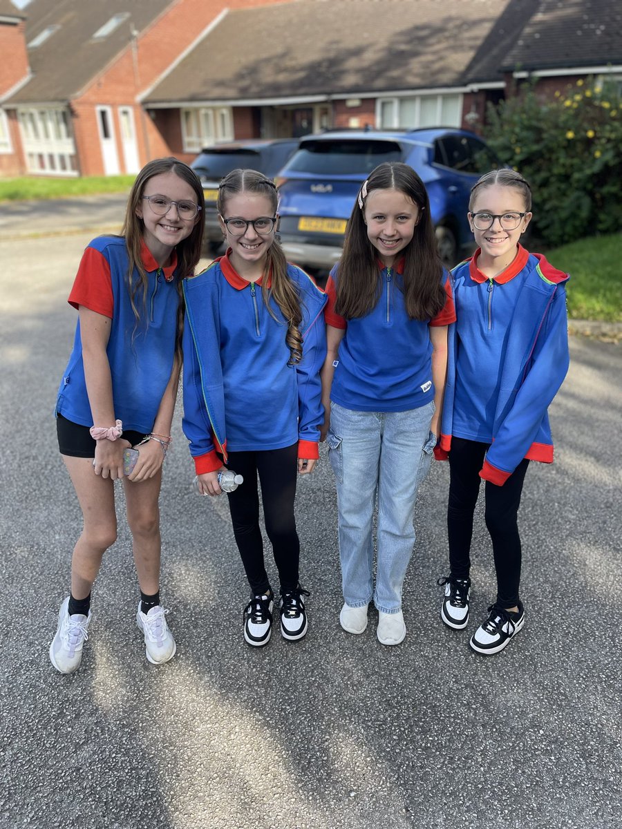 Rachiewrig's tweet photo. Church Parade and a Lovely Harvest Service for these Year 6 Girls 💙❤️ @halewoodcofe @Girlguiding https://t.co/pd3KiQApZm