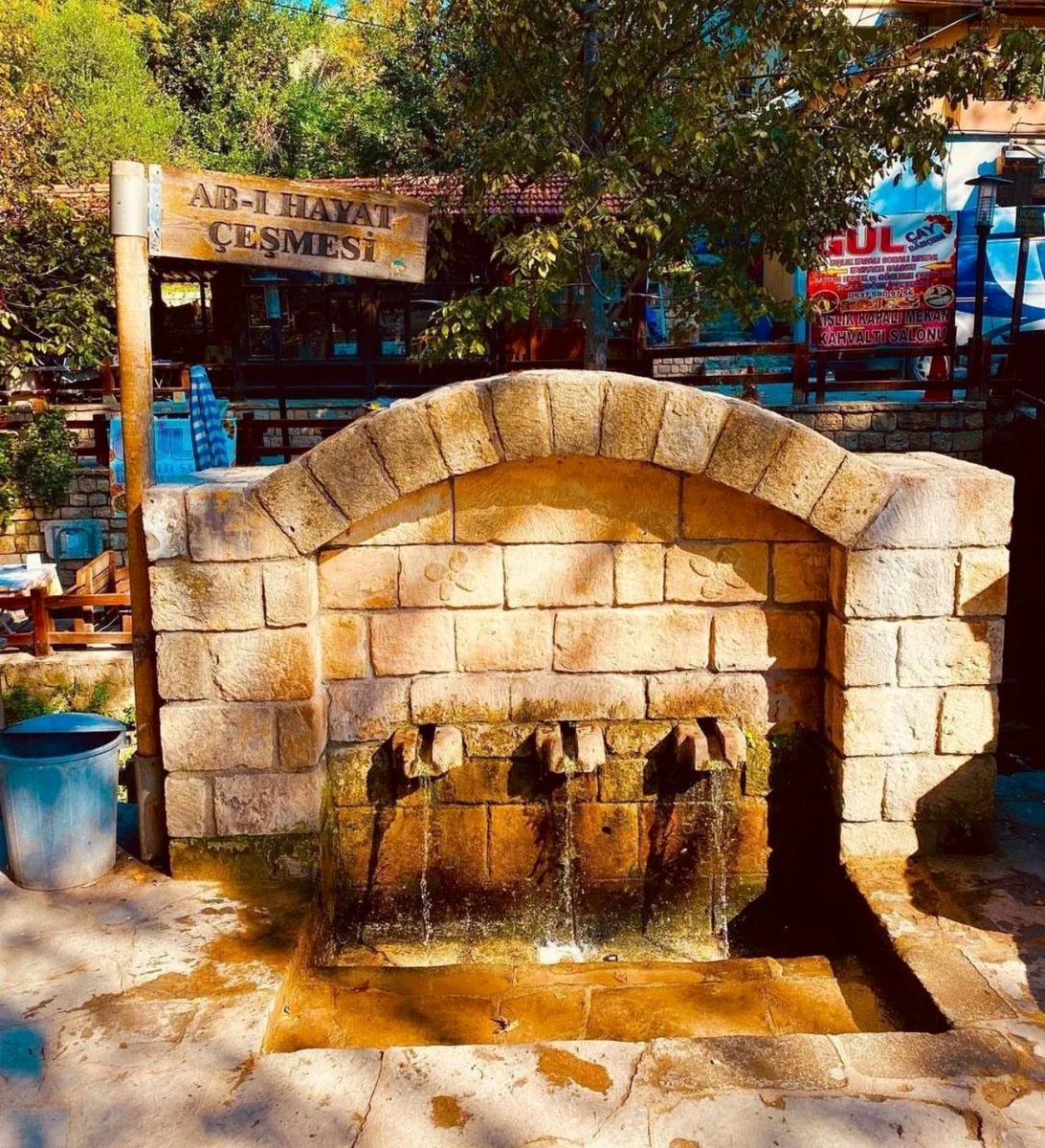 SamandagTV's tweet photo. 📍Musa Ağacı (Ab-ı Hayat Çeşmesi)

Rivayete göre Samandağ sahilinde buluşan Hz Musa ve Hz Hızır, birlikte dağa çıkarlar.

Hz Musa elindeki asayı toprağa saplar ve eğilip su içer. Dönüp baktığında asanın yeşerip fidana dönüştüğünü görür.

#Hatay #Antakya #Samandağ https://t.co/dRxE3E33ud