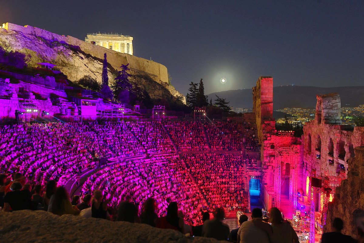 Before the iconic stage at the Odeon of Herodes Atticus closes for the year, visitors travelling to #Athens in October can still see a performance beneath the glow of the Acropolis, before its lights out for the year. 
Info here: whyathens.com/events/athens-…
#Greece #traveltips