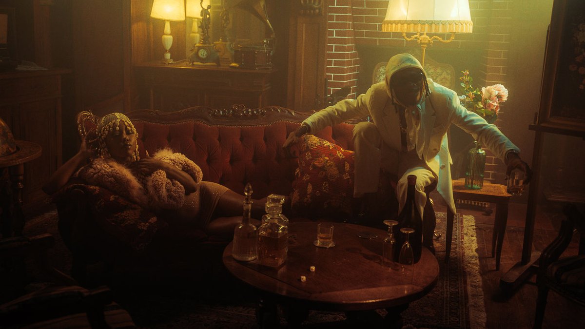 mllesachaa's tweet photo. Quelques backstages du clip de Olivyah et @1dabanton. Je trouve que les tournages c'est limite trop easy, toute la light et la déco sont déjà faite, je sais pas si on apporte grand chose en tant que photographe ? https://t.co/cbw7UGdnYQ