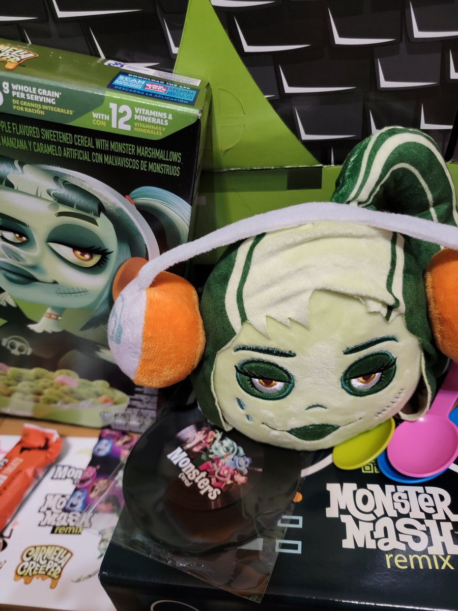 blastkat's tweet image. Our family was #Gifted the #MonsterMashRemix Box from @GeneralMills &amp;amp; @GratsyOfficial The box is a buildable castle. 

Includes: Records, Turntable, Stickers, 4 Spoons, 2 treats, Carmela Creeper Cereal (New) &amp;amp; Musical Plushie

#gratsybox #complimentary #contentcreator #blastkat