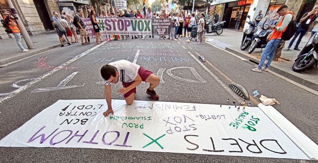 UCFRcat's tweet photo. #StopVox perquè amenacen els drets de les dones, de les persones migrades i/o racialitzades, les persones musulmanes, les gitanes/roma, les persones LGTBI+, especialment les trans; les persones treballadores, amenacen els drets i els posen en venda. https://t.co/Fw4zkcOTWe