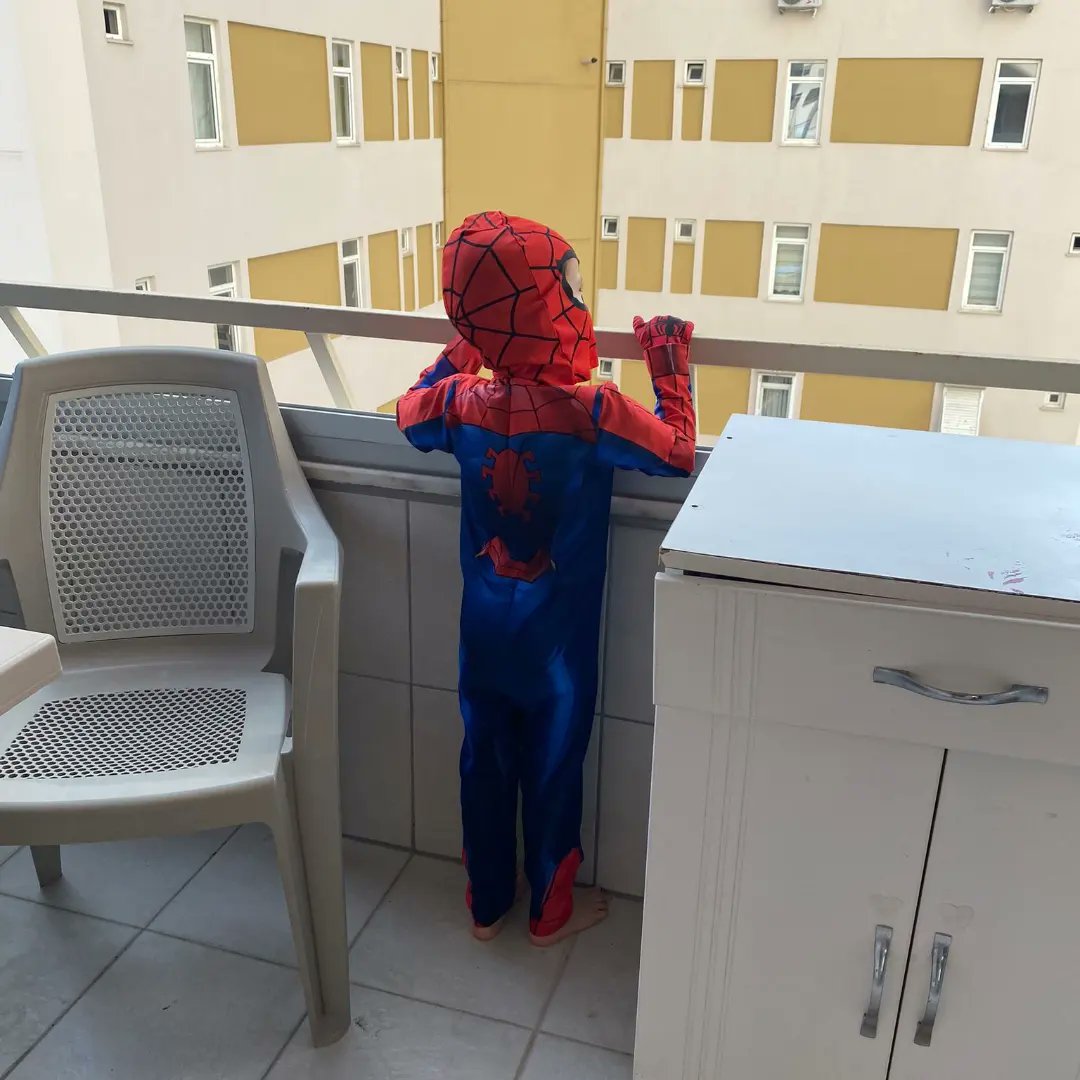 aybukegonulal's tweet photo. Balkon demirlerine tutununca örümcek adam gibi hissediyormuş... https://t.co/tHBOJSxmdk