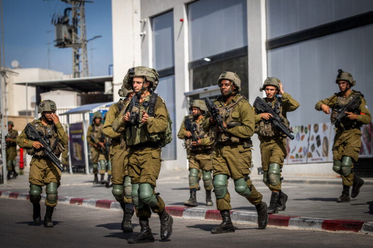 C14_news's tweet photo. בשעה זו: חילופי אש בין מחבלים לכוחותינו במספר מוקדים בעוטף

עדכונים שוטפים>> https://t.co/tFnCcH890L

צילום: אורן בן חקון, פלאש 90 https://t.co/7xzZ88sQVA
