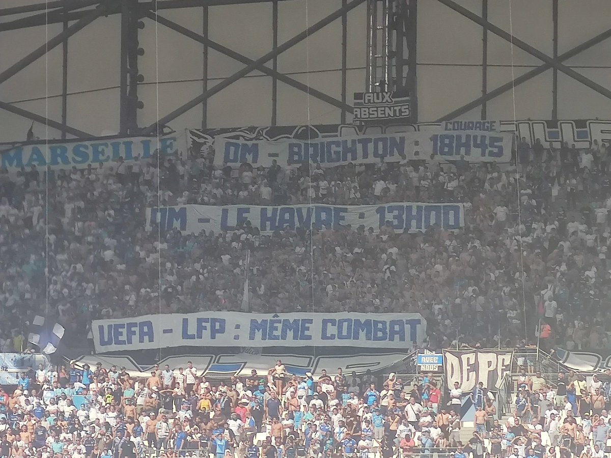 Footballogue's tweet photo. La banderole des supporters marseillais, qui protestent contre les horaires des matchs. 😡

"OM - Brighton : 18h45
OM - Le Havre : 13h00
UEFA - LFP : même combat"

(@ChrisMyOM) https://t.co/ptdiM01Wza