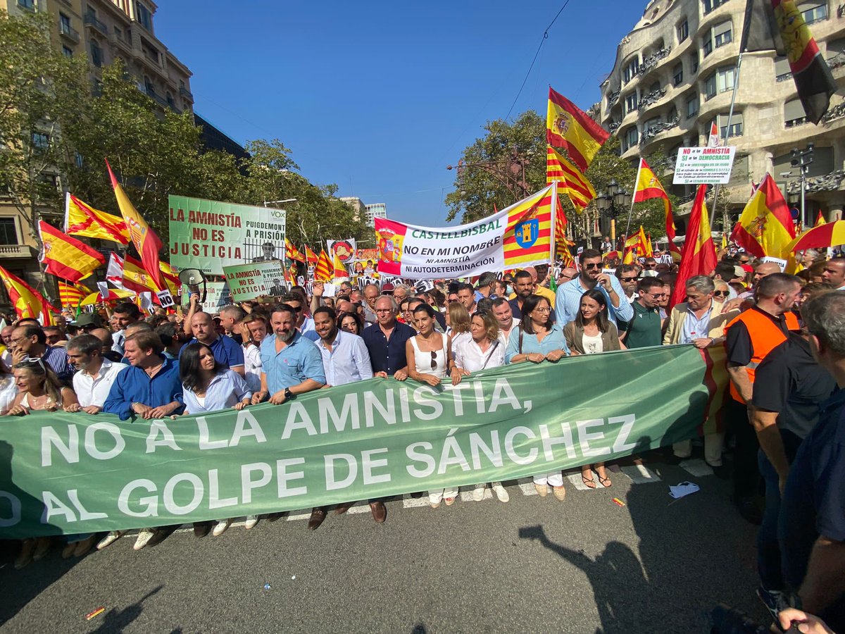 LuisGestoso's tweet photo. Luego diréis 🎶
Que somos🎵
Cinco o seis 🎶
#SoloQuedaVox
#NoEnMiNombre
#SanchezTraidor
#GolpistasAPrision
#AmnistiaNo
#CataluñaEsEspaña https://t.co/XKFGmjsJdQ