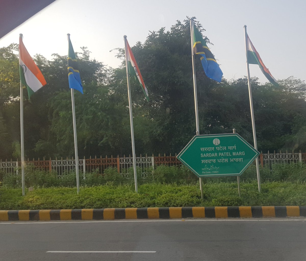 TanzaniaIndia's tweet photo. Bendera za Jamhuri ya Muungano wa #Tanzania na ya #India yakiwa yamepamba mji wa #NewDelhi kwa heshima ya ziara ya kikazi ya Rais Dkt @SuluhuSamia .

cc @ikulumawasliano @mfa_tanzania @wazirinje @JMakamba @TZSpokesperson @TZMsemajiMkuu @venusnyota https://t.co/jA5cq6ng3W