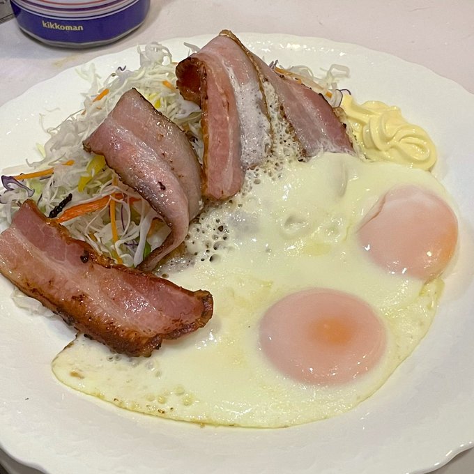 ベーコンエッグとタコとアボカドの和えたやつでクラフトビールを飲む男 