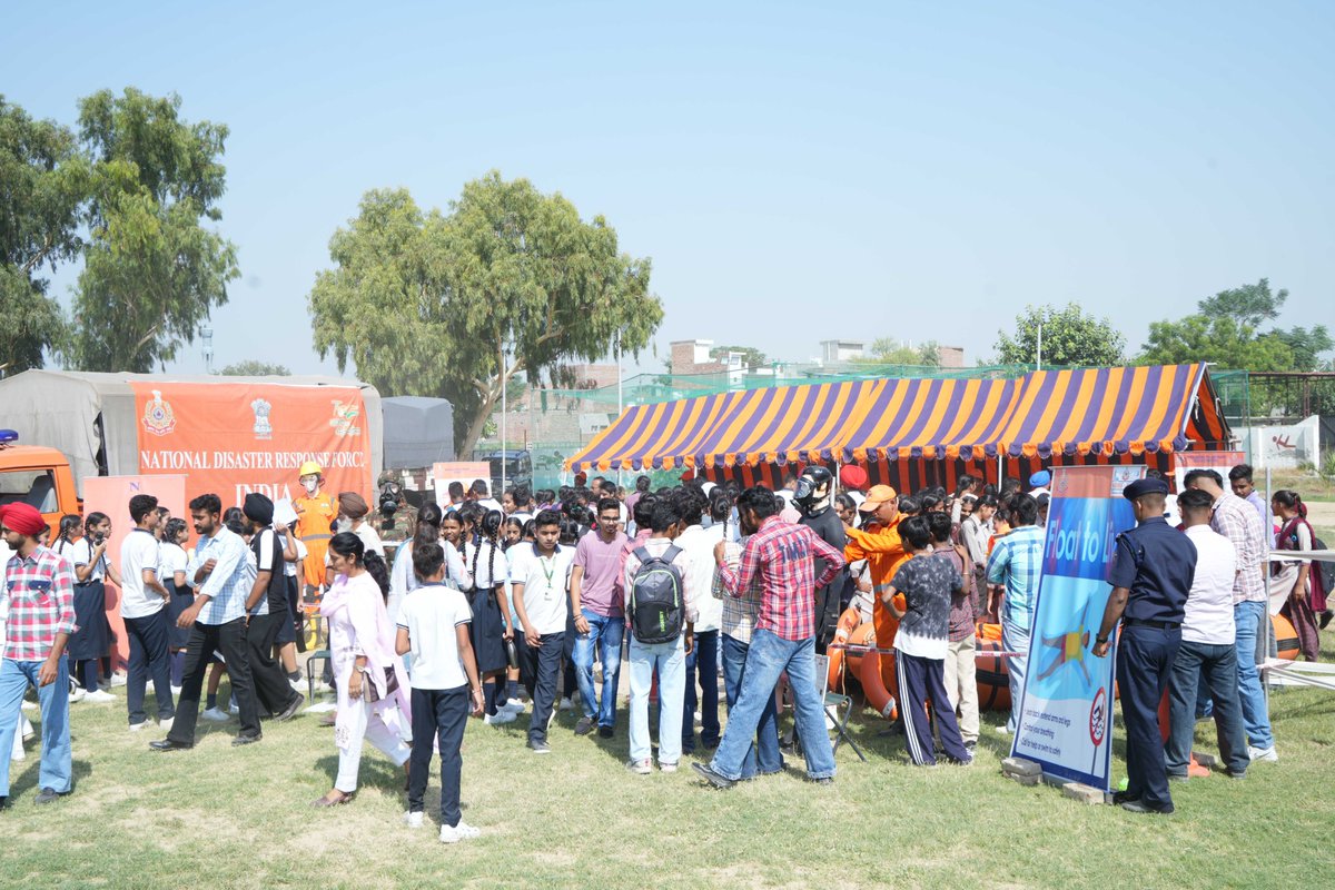 Students participating in the #FestivalofScience organized by <a href="/PSCST_GoP/">Punjab State Council for Science and Technology</a> &amp; <a href="/SPSTI5/">SPSTI</a> showed special interest in the attractive exhibits displayed by the #IndianAirForce, #IndianArmy &amp; #NationalDisasterResponseForce team. <a href="/meet_hayer/">Gurmeet Singh Meet Hayer</a>   <a href="/trahul1976/">Rahul Tewari</a> <a href="/JKAroraEDPSCST/">Jatinder Kaur Arora</a> <a href="/KSBathPSCST/">KSBathPSCST</a>