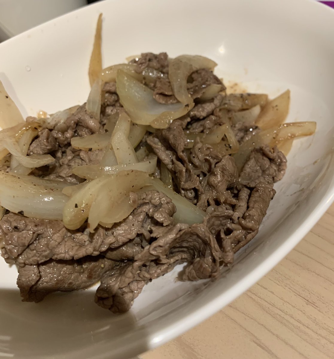 超市打折，三份半斤的牛肉只要1000円，做了洋葱炒牛肉，太香了！随便用黑胡椒和盐放在生牛肉上腌制，炒的时候放酱油，简单又好吃😋
