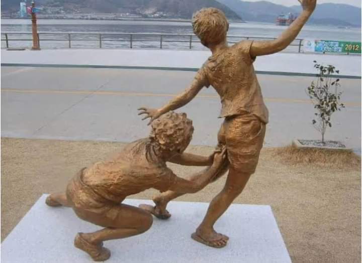 dehsrom's tweet image. দাঁড়ানো ভাস্কর্যটা যদি বাংলাদেশের #জনগণ হয়,
তাহলে বসানো ভাস্কর্যটা কে হবে..........? 
উপযুক্ত শব্দ নিজেই বসিয়ে নিন।