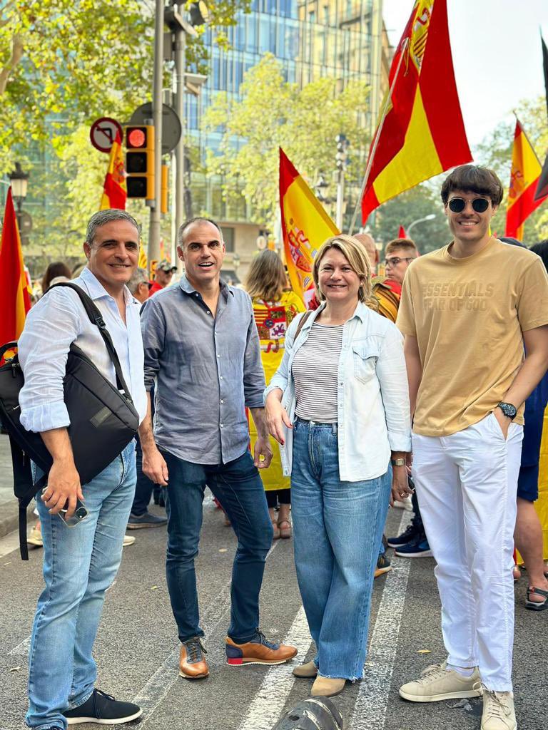 PPdeMallorca's tweet photo. 🔴'No en mi nombre. Ni amnistía, ni autodeterminacióni’

La nostra consellera electa i portaveu al @ConselldeMca, @MNuriaRiera, s’ha sumat a la manifestació a Barcelona 

#8Oct 
#AmnistíaNo
#AutodeterminaciónNo
#SíConstitución
#NoEnMiNombre https://t.co/U2eHc9HUDO