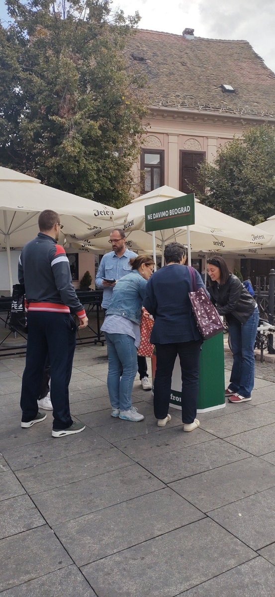 DvostrukiArsin's tweet photo. Danas u sjajnom društvu @nedavimobgd kod Zemunske pijace, oduševljeni atmosferom i borbenim duhom koji ne napušta ljude ✊🏻: prilaze, pitaju, nadaju se, prijavljuju se za kontrolore, miriše na pobedu!
#ZeenoLeviFront 🍏🍎 https://t.co/WdlNOJSvNw