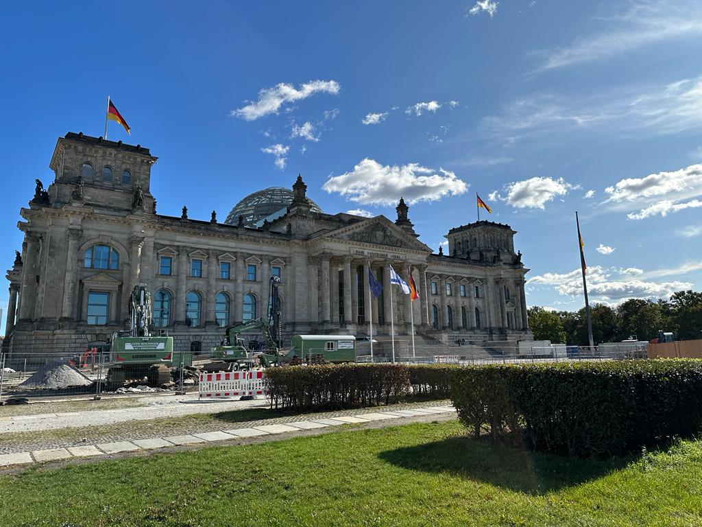 IsraelinGermany's tweet image. 🇮🇱🇩🇪 Auch vor dem @Bundestag , dem Herz der deutschen Demokratie, weht die Flagge des Staates Israel. Wir bedanken uns für die Solidarität und Anteilnahme. 

🇮🇱 Israel will prevail!

#IsraelUnderAttack #IsraelWillWin