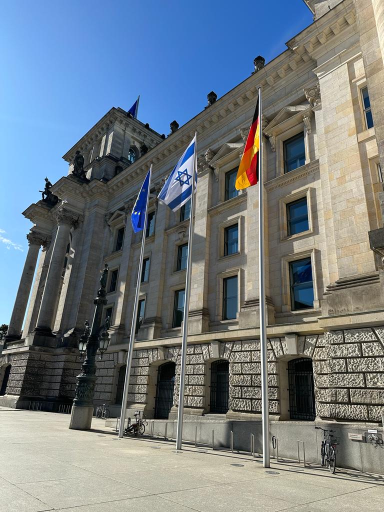 IsraelinGermany's tweet image. 🇮🇱🇩🇪 Auch vor dem @Bundestag , dem Herz der deutschen Demokratie, weht die Flagge des Staates Israel. Wir bedanken uns für die Solidarität und Anteilnahme. 

🇮🇱 Israel will prevail!

#IsraelUnderAttack #IsraelWillWin