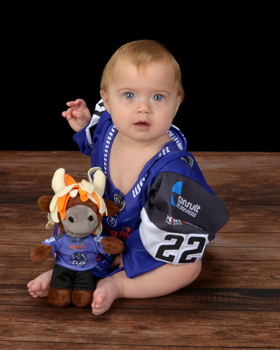 Sam_Currie's tweet image. Alyssa had a wee photoshoot in the shopping centre before the @ClanIHC game last week. Absolutely love them 💜 especially with her @Clangus00 coo 🐮🏒 @GCHaggis