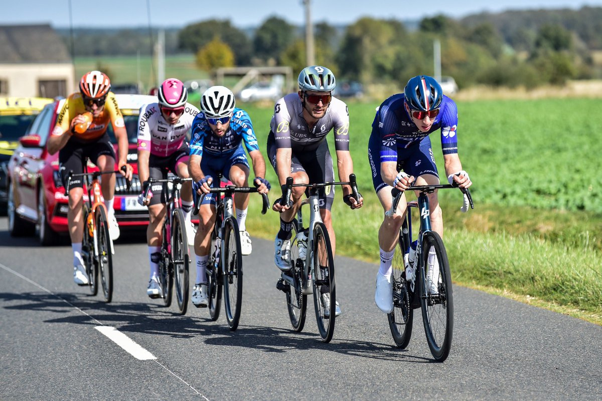 🏁 111 km
5️⃣🚴🏻‍♂️ &lt; 4'10'' &lt; 🚴🏻‍♂️🚴🏻‍♂️🚴🏻‍♂️🚴🏻‍♂️🚗

⏱ L’avance des 5 échappés dépasse désormais les 4 minutes.

⏱ The breakaway’s lead is no over 4 minutes.

#ParisTours