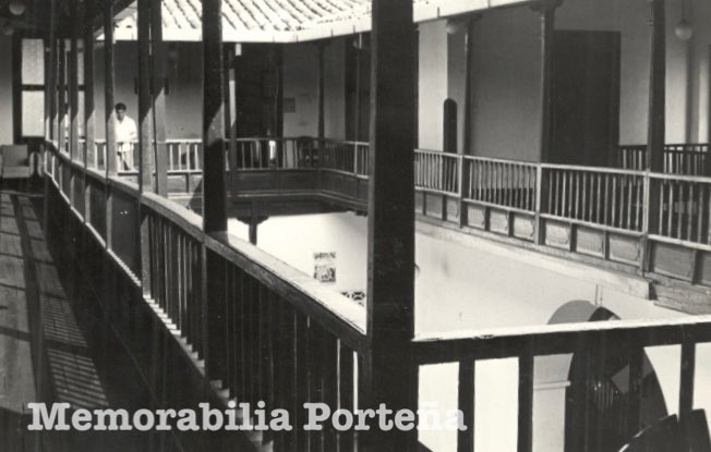PepeSabatino's tweet photo. Memorabilia Porteña: Interior de la antigua sede del Concejo Municipal, c. 1970, en sus tiempos de esplendor y antes de que fuera burdamente intervenida y abandonada. Por fortuna, vemos hoy se hace remodelación total del inmueble, para su uso como centro de atención… Cont. https://t.co/htOYcFz0cd