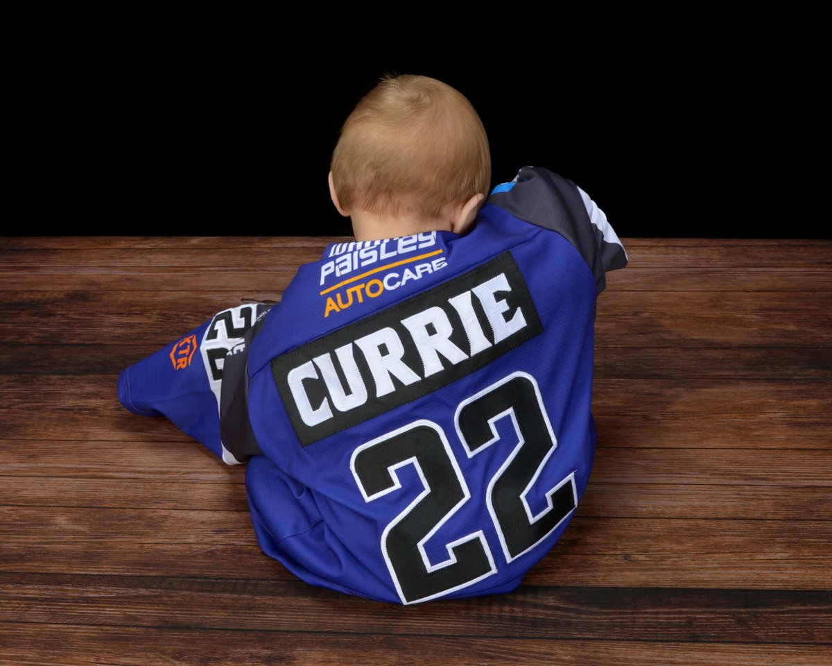 Sam_Currie's tweet image. Alyssa had a wee photoshoot in the shopping centre before the @ClanIHC game last week. Absolutely love them 💜 especially with her @Clangus00 coo 🐮🏒 @GCHaggis