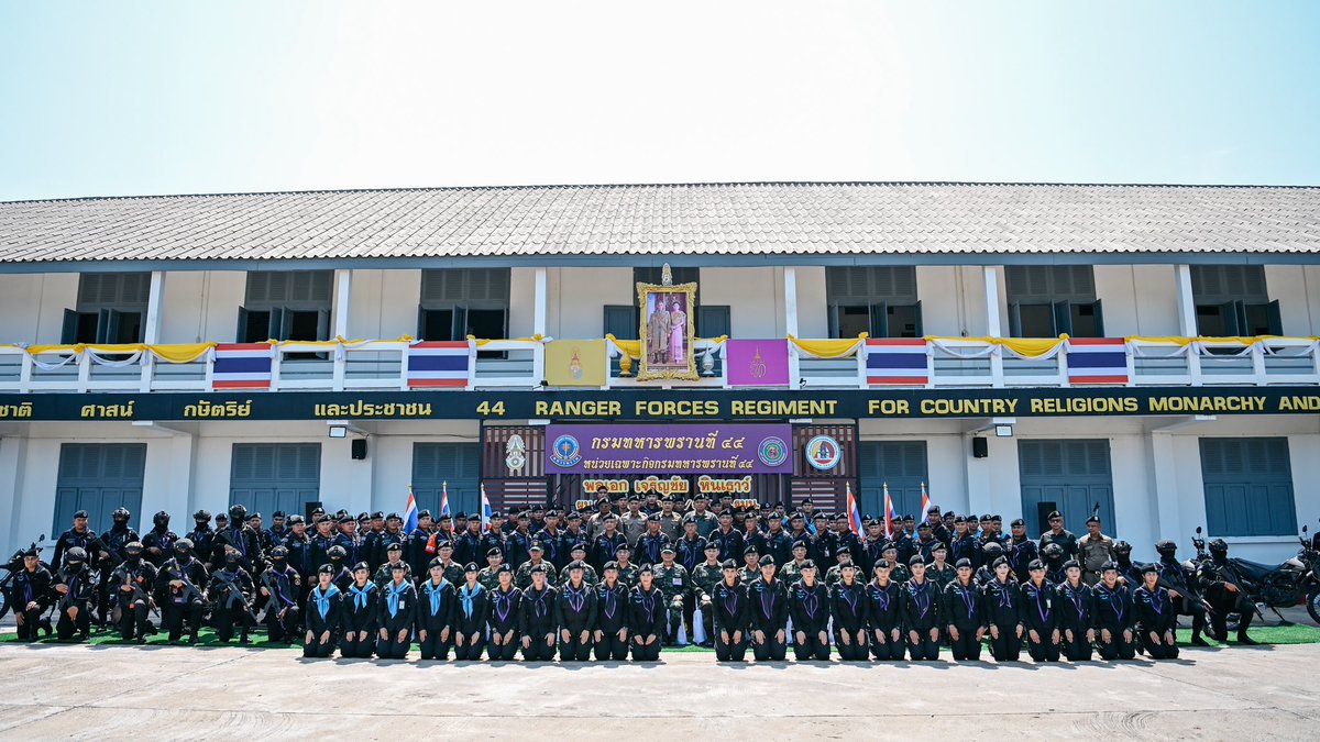SMART_RTA's tweet photo. “อำนาจกำลังรบที่ไม่มีตัวตน” ผบ.ทบ. ลงพื้นที่ จชต. ตลอด 2 วัน เดินสายพบปะให้กำลังใจเจ้าหน้าที่ ตอกย้ำ สิ่งที่กำลังพลปฏิบัติอยู่นั้น ทำด้วย “จิตวิญญาณของทหารอาชีพ” 🇹🇭

#กองทัพบก
#จิตวิญญาณทหารอาชีพ
#SmartSoldiersStrongArmy https://t.co/3GOjlvomsb