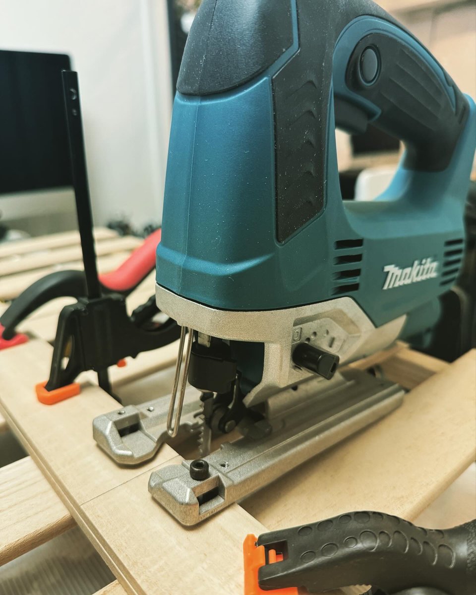 GRAPHITICA's tweet photo. 久しぶりにこの相棒とコラボ　#日曜大工 #ジグソー #makita #額づくり #クランプ #クリップ#glovemania #スコヤ #スノコ #ベンジャミンムーアの空缶 #納期まだある #安全第一 https://t.co/R1IjKI3UVz